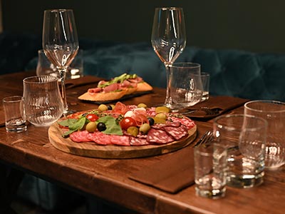 tabla embutido mesa vasos cristal